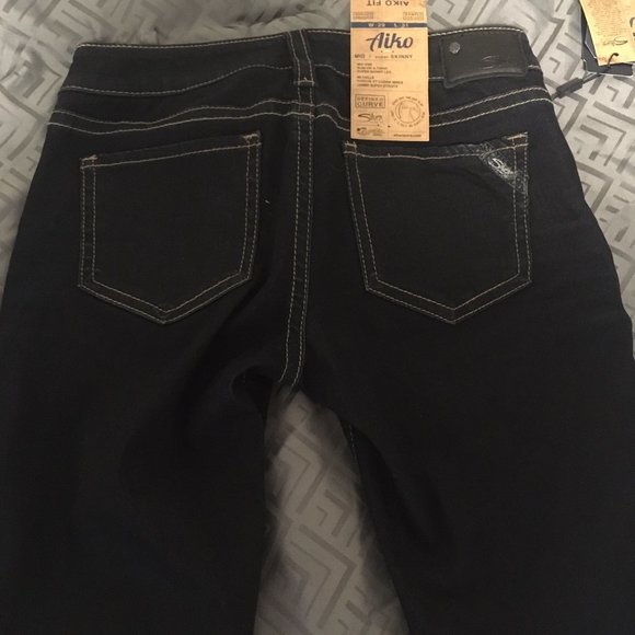 Silver Jeans - Picture 3 of 4